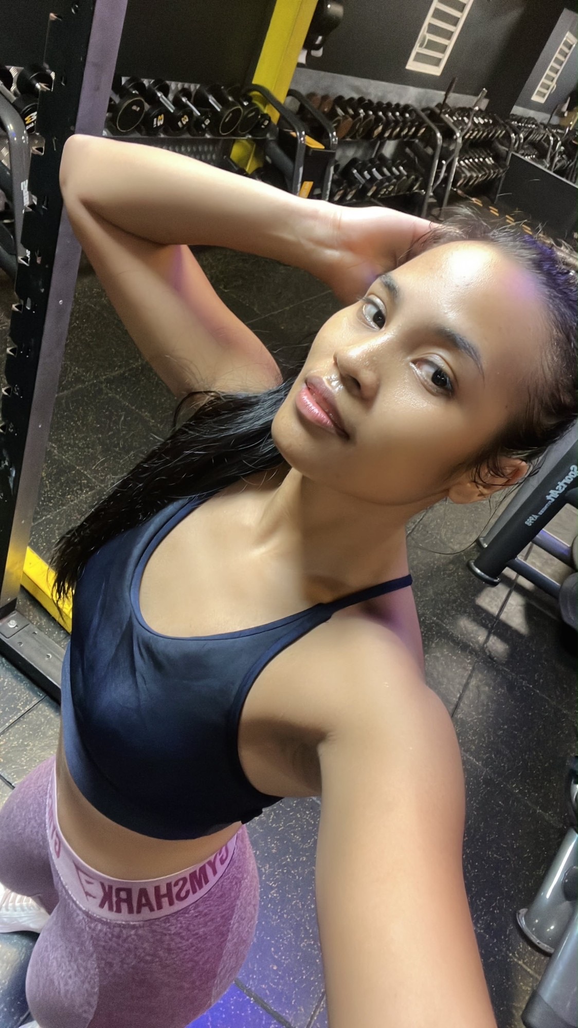 Nouria, coach sportive, en tenue d'entraînement à la salle