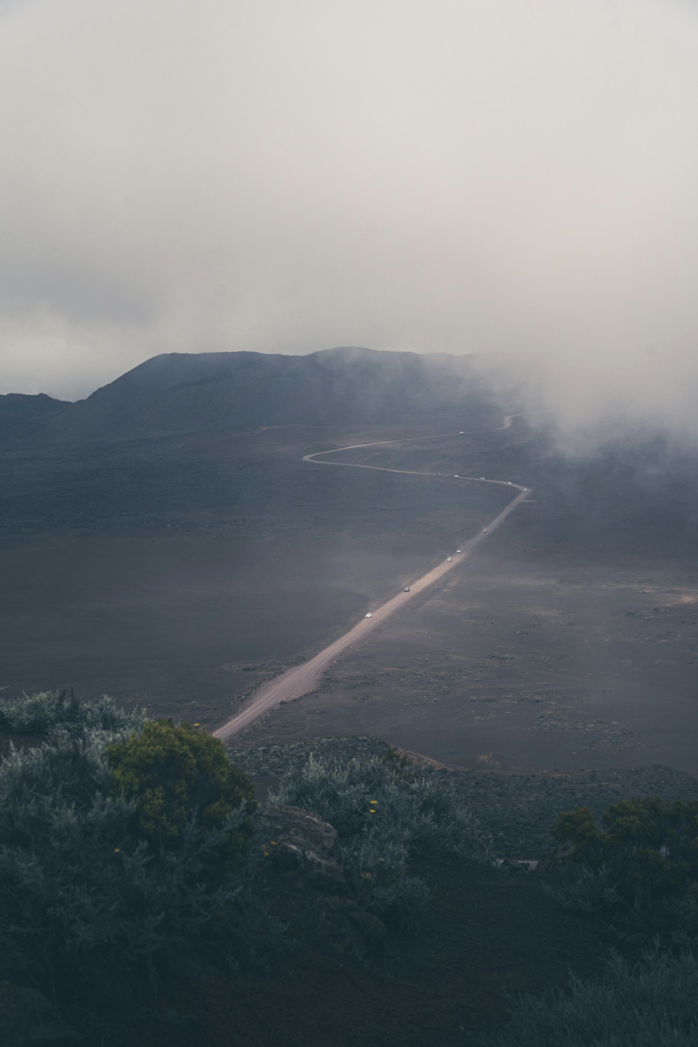 Route vers le Piton de la Fournaise, dans la brume